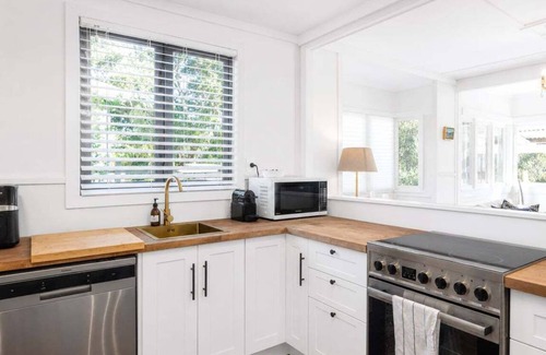 Surfdale Cottage | Oscar's Cottage by Waiheke Pure, charming, renovated, central