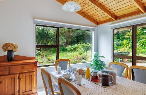 Ostend Bed & Breakfast | Palm Beach Waiheke Tranquil B&B
