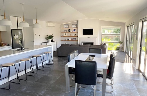 Papamoa Beach House | Palm Springs, Papamoa Paradise.