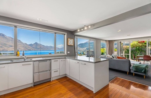 Queenstown House | Panorama Views - 15 minute walk to town
