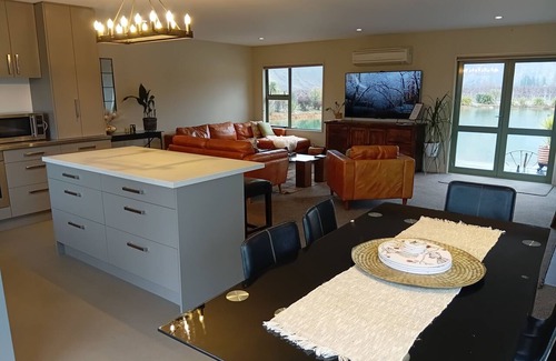 Lowburn House | Paradise on Pearson,Spa Pool | Private Pond | Mountain Views,3 mins to Cromwell
