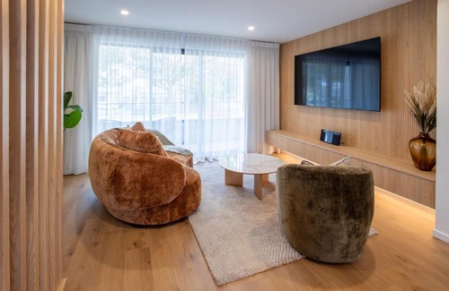 Christchurch City Centre Apartment | Park in the Garage - Walk to the Stadium