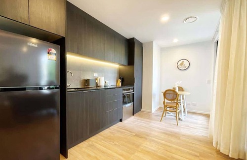 Newton Apartment | Parkside Living Unique1B Apt in CBD vs Pool & Gym