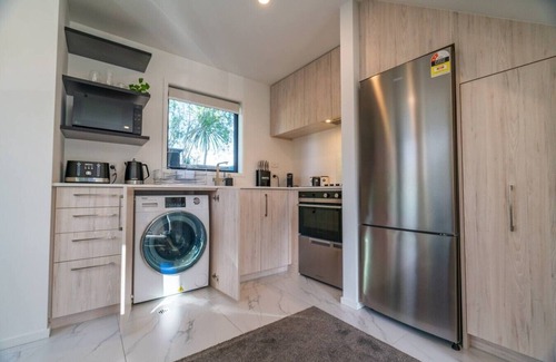 Christchurch Villa | Parkside Retreat-Modern Comfort Near the Hospital