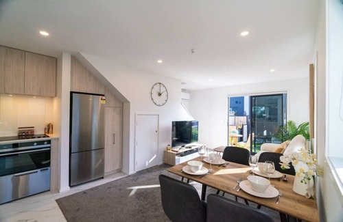 Christchurch Villa | Parkside Retreat-Modern Comfort Near the Hospital