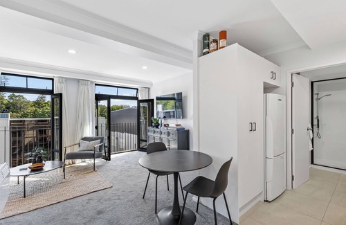 Parnell Apartment | Parnell Apartment - Auckland City Fringe, Stylish 1 bedroom with carpark