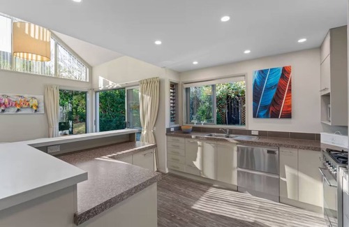 Taupo House | Pataka Retreat – Spacious, Peaceful Central Full-fenced Getaway