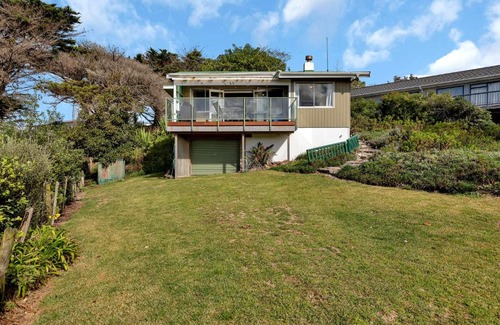 Karkari Peninsula House | Patsy Cottage - A Charming 1960s Kiwi Bach near Kaitaia