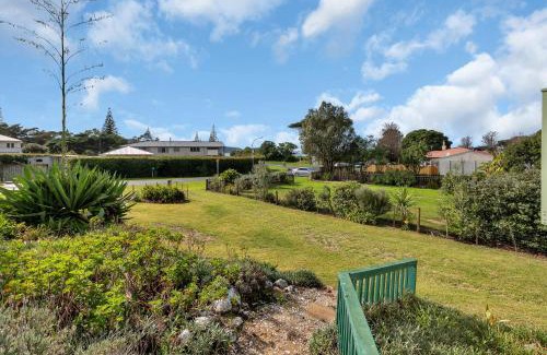Karkari Peninsula House | Patsy Cottage - A Charming 1960s Kiwi Bach near Kaitaia