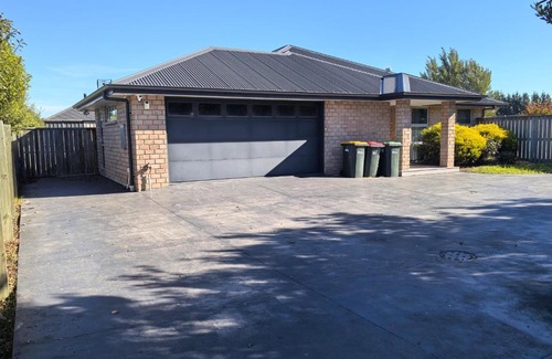 Rolleston Villa | Peaceful and Modern 5 bedrooms family house in Rolleston