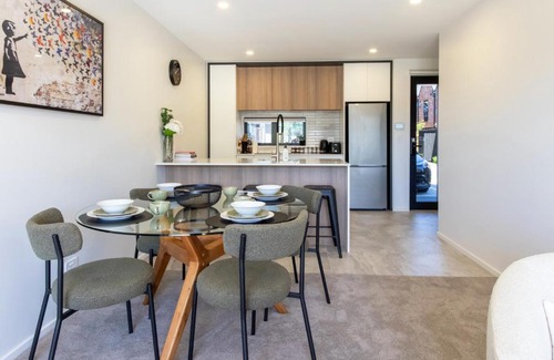 Christchurch City Centre Apartment | Peaceful City Townhouse 2 Bed plus Private Car Park