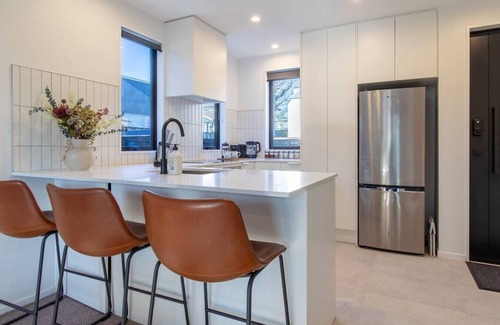 Merivale House | Peaceful Merivale Hideaway - Parkside + Parking