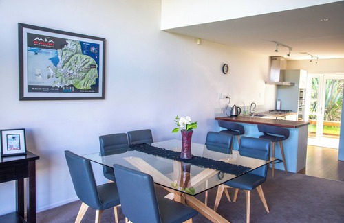Ohakune House | Peaceful mountain sanctuary - private outdoor spa pool, cozy & comfy, free wifi