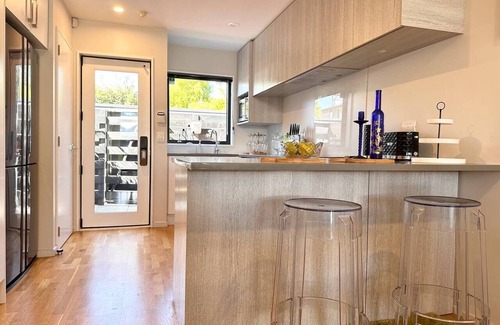 Christchurch City Centre Villa | Peacock townhouse with garage and balcony in Christchurch