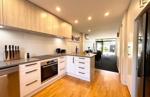 Christchurch City Centre Villa | Peacock townhouse with garage and balcony in Christchurch