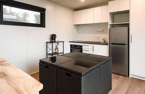 Hokitika Apartment | Perched on a peaceful ridge above the Tasman Sea, Sola Ridge offers a modern yet cozy retreat with breathtaking views.