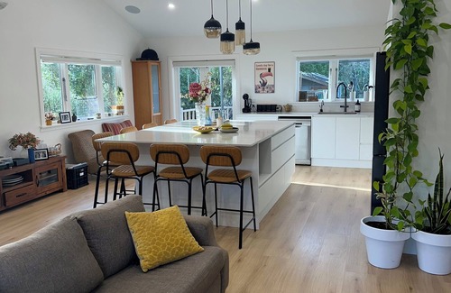 Raumati Beach House | Perfect Multi Family Raumati Home - 4BR + 2BR Wing