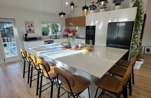 Raumati Beach House | Perfect Multi Family Raumati Home - 4BR + 2BR Wing