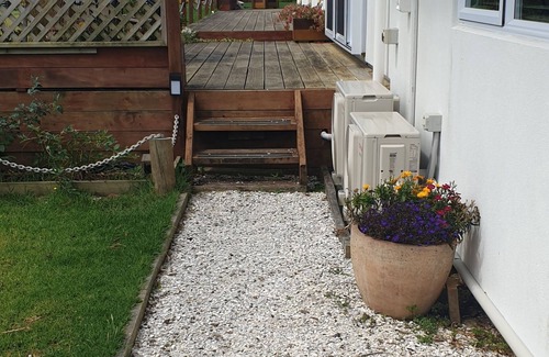 Onerahi Apartment | Perfect Weekend Getaway.a tranquil, quiet, tastefully decorated private space