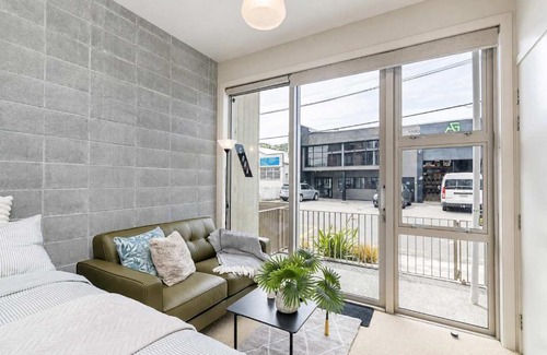 Petone Apartment | Petone City Studio with Balcony