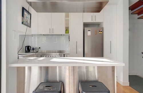 Ponsonby Villa | Ponsonby 4BR Townhouse w Parking | Walk to Shops