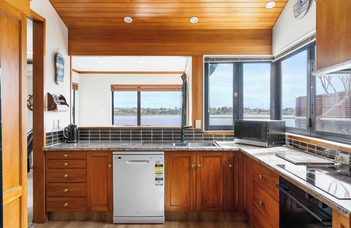 Tauranga House | Poolside Lookout - Tauranga Holiday Home