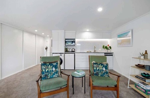 New Plymouth Apartment | Poolside Studio Near Pukekura Park