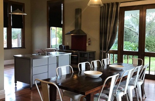 Martinborough House | Porters Vineyard . Great location on Kitchener Street, A short walk to town.