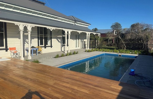 Martinborough House | Porters Vineyard . Great location on Kitchener Street, A short walk to town.
