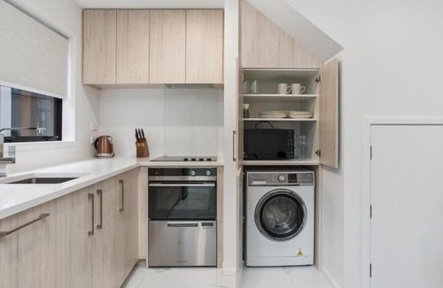 Addington Apartment | Prime Location Cosy Warm Free Off Street Park