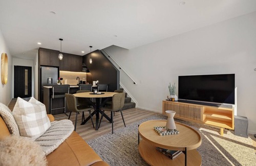 Frankton Villa | Prime Location with mountain views