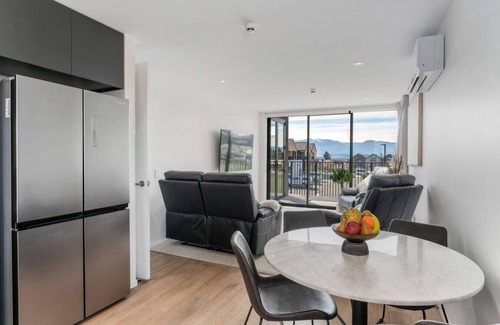 Wanaka Apartment | Private Balcony, 2 Bathroom, Free Washer Dryer