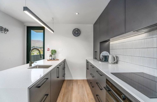 Wanaka Apartment | Private Balcony, 2 Bathroom, Free Washer Dryer