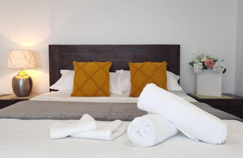 Dinsdale Bed & Breakfast | Private Cozy Sleepout with Free Parking & Self Check-in