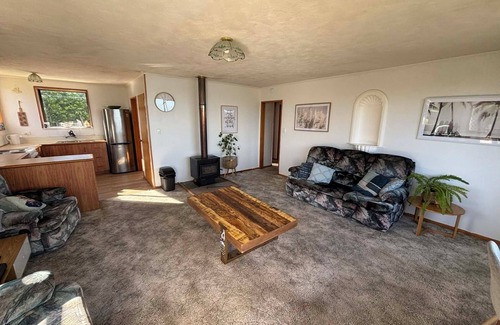 Kakanui House | Private Kakanui Beach Escape: Surfer’s Sanctuary, Fisherman's Paradise.