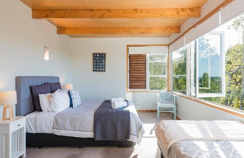 Paihia Villa | Private Luxury in Paihia - with Heated Pool!
