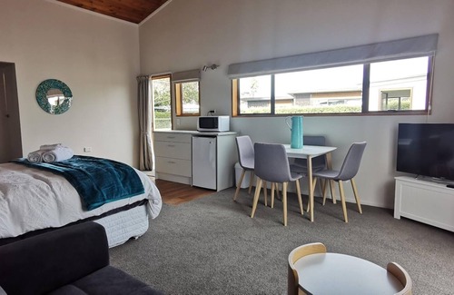 Cambridge Apartment | Private studio close to town sporting venues and attractions. Cafe round corner