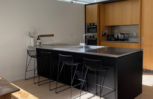 Mount Albert House | Private Sunny Apartment