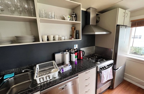 Newton Bed & Breakfast | QUEEN ROOM Only @ PAGET House PONSONBY AUCKLAND One in a Five bedroom villa.