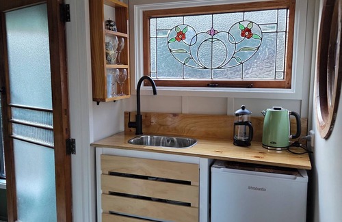 Gibbston Cottage | Queenstown cycle trail tiny house accommodation - please note, no vehicle access