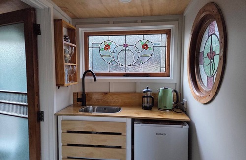Gibbston Cottage | Queenstown cycle trail tiny house accommodation - please note, no vehicle access
