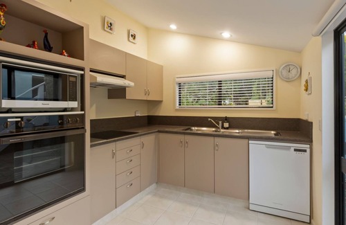 Queenstown Apartment | Queenstown Escape | Heated Pool & Stunning Lake Views | 1 Bedroom