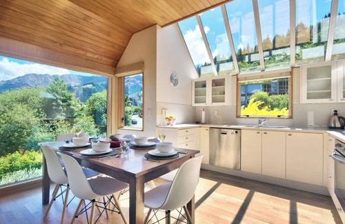 Queenstown House | Queenstown Hill townhouse with lake views