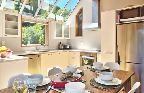 Queenstown House | Queenstown Hill townhouse with lake views