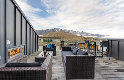 Queenstown House | Queenstown Mountain and Lake View Retreat Free Street Parking Free Wifi