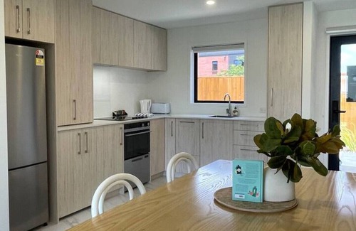 Henderson House | Quiet 2BR House on Te Kanawa Crescent