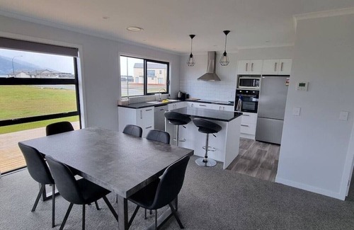 Te Anau House | Quiet home by the lake