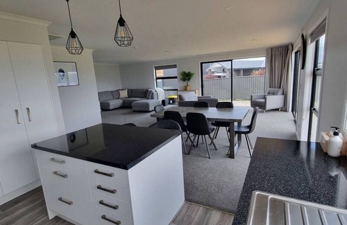 Te Anau House | Quiet home by the lake