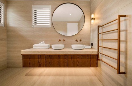 Dalefield Villa | Quiet Luxury, 10 Mins from CBD with views to Coronet and The Remarkable Mtns