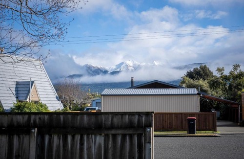 Te Anau Hill House | Quiet on Quintin - Te Anau Holiday Home